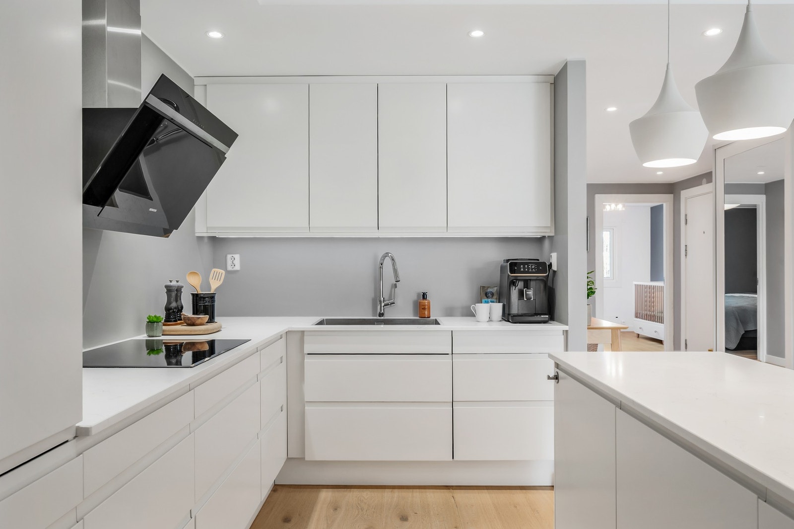 Her er det godt med skap- og benkeplass. Downlights i himling. Galleribilde