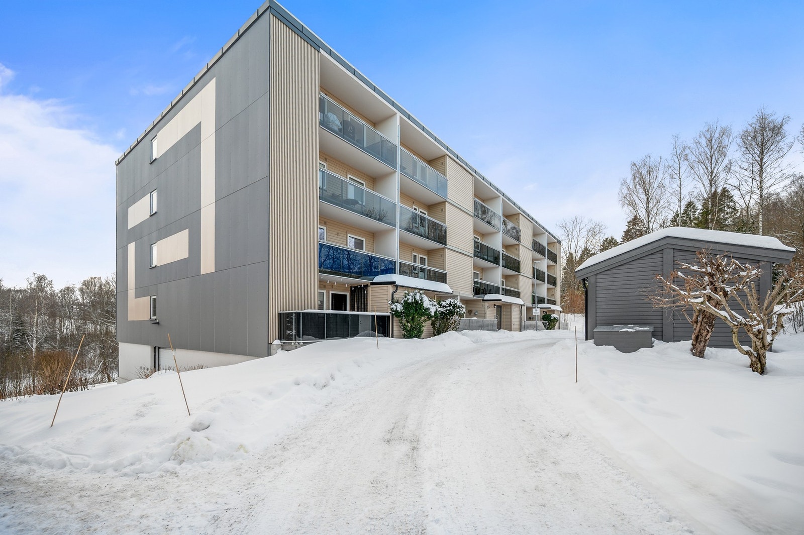 Hyggelig og pent opparbeidet inngangsparti i sameiet. Galleribilde