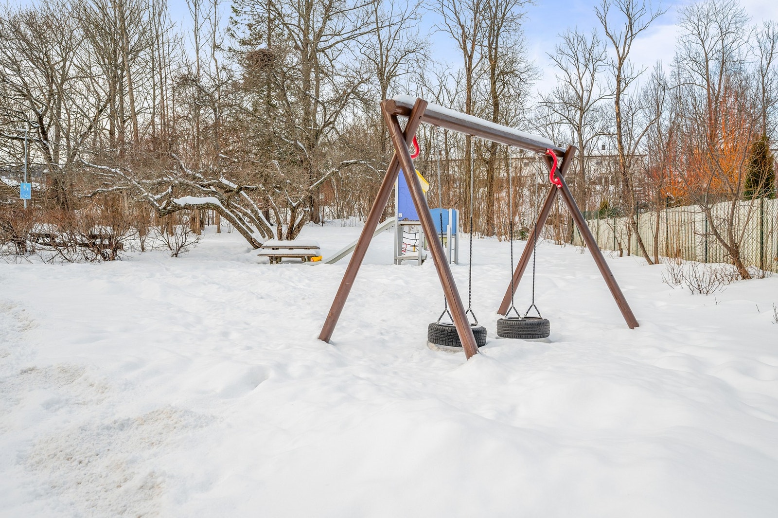 Sameiet har et barnevennlig miljø med lekeplasser, store grøntarealer og kort vei til barnehage/skole. Galleribilde