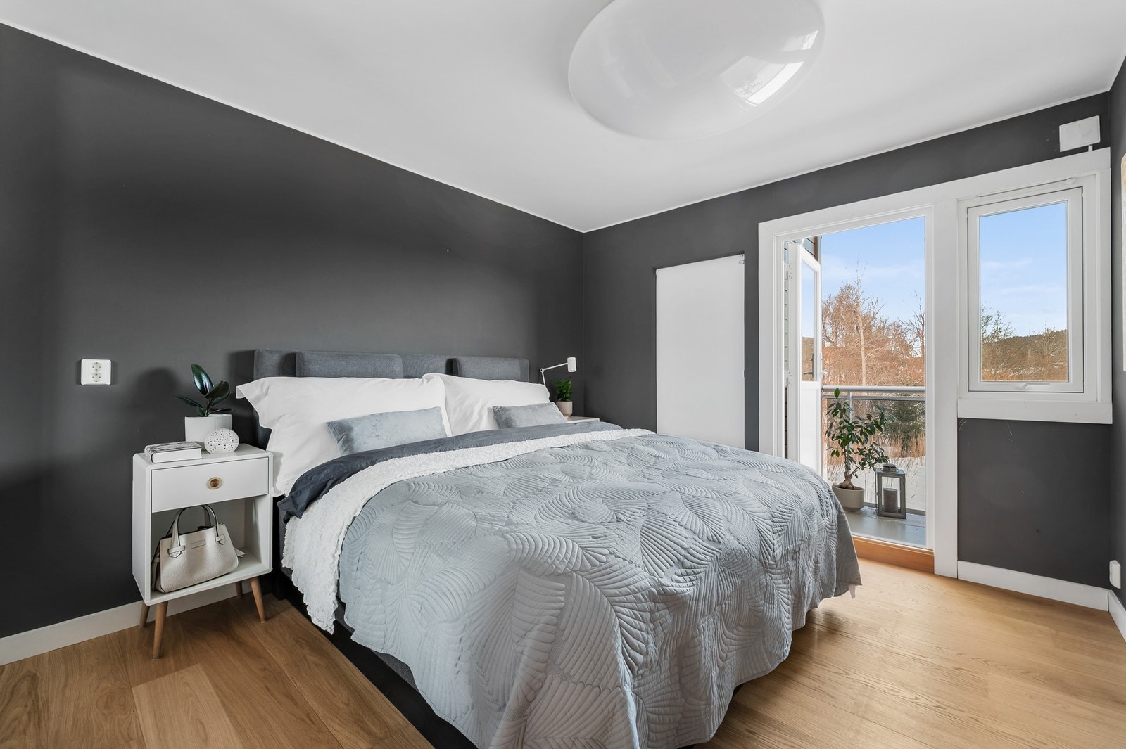 Utgang fra hovedsoverom til nordøstvendt balkong. Galleribilde