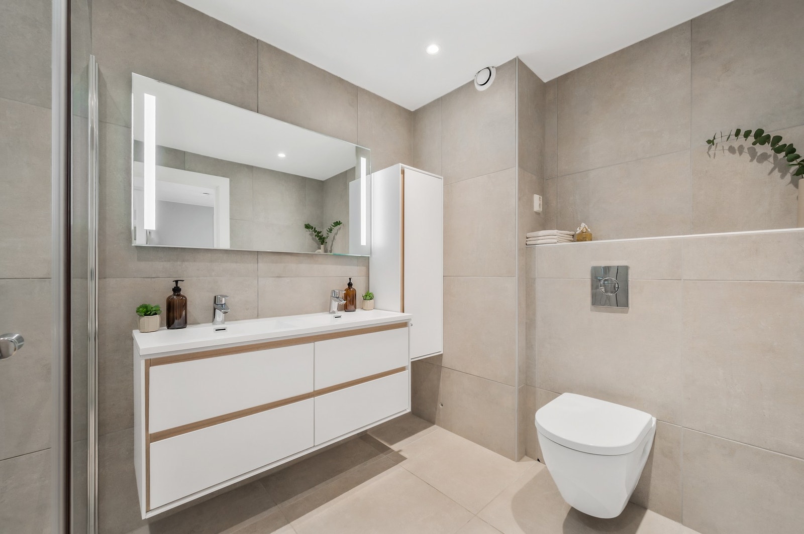 Delikat flislagt bad fra 2018. Varmekabler i gulv og downlights i himling. Galleribilde