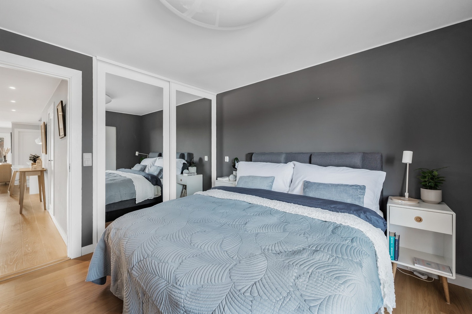 Hovedsoverom med skyvedørsgarderobe. Galleribilde