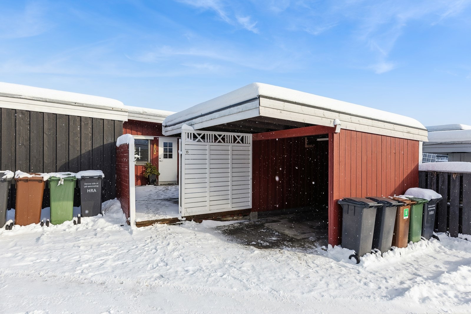 Eiendommen inkluderer en praktisk carport med tilhørende utebod på 5 m². Galleribilde