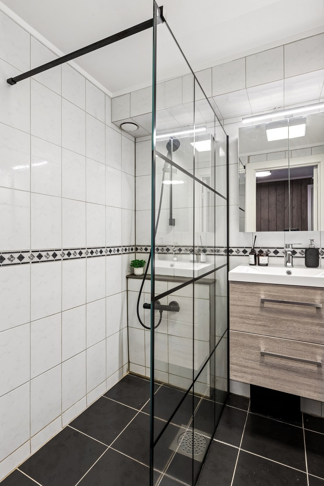 Badet har keramiske fliser på gulv og vegger, samt varmekabler for økt komfort. Galleribilde