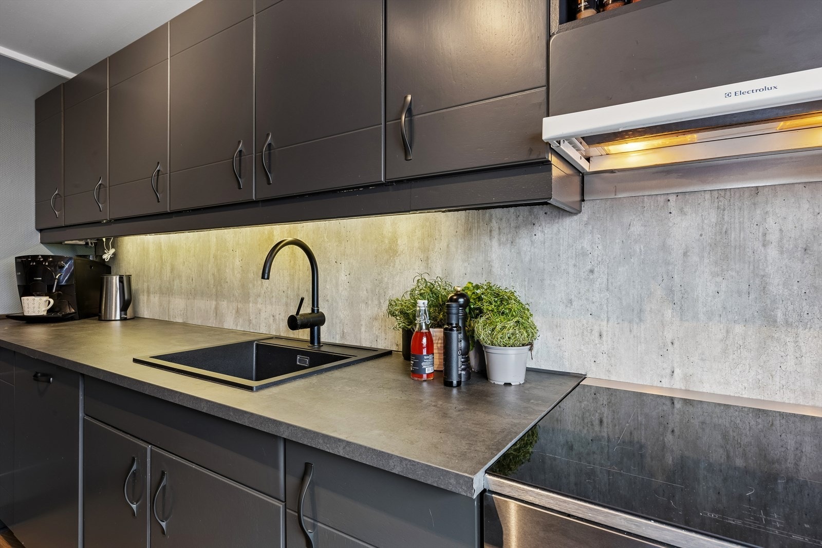 Kjøkkenet ble oppgradert i 2021 med ny vask og blandebatteri. Galleribilde