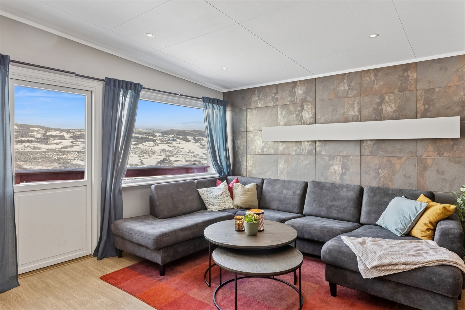 Fra stuen er det direkte utgang til balkong. Galleribilde