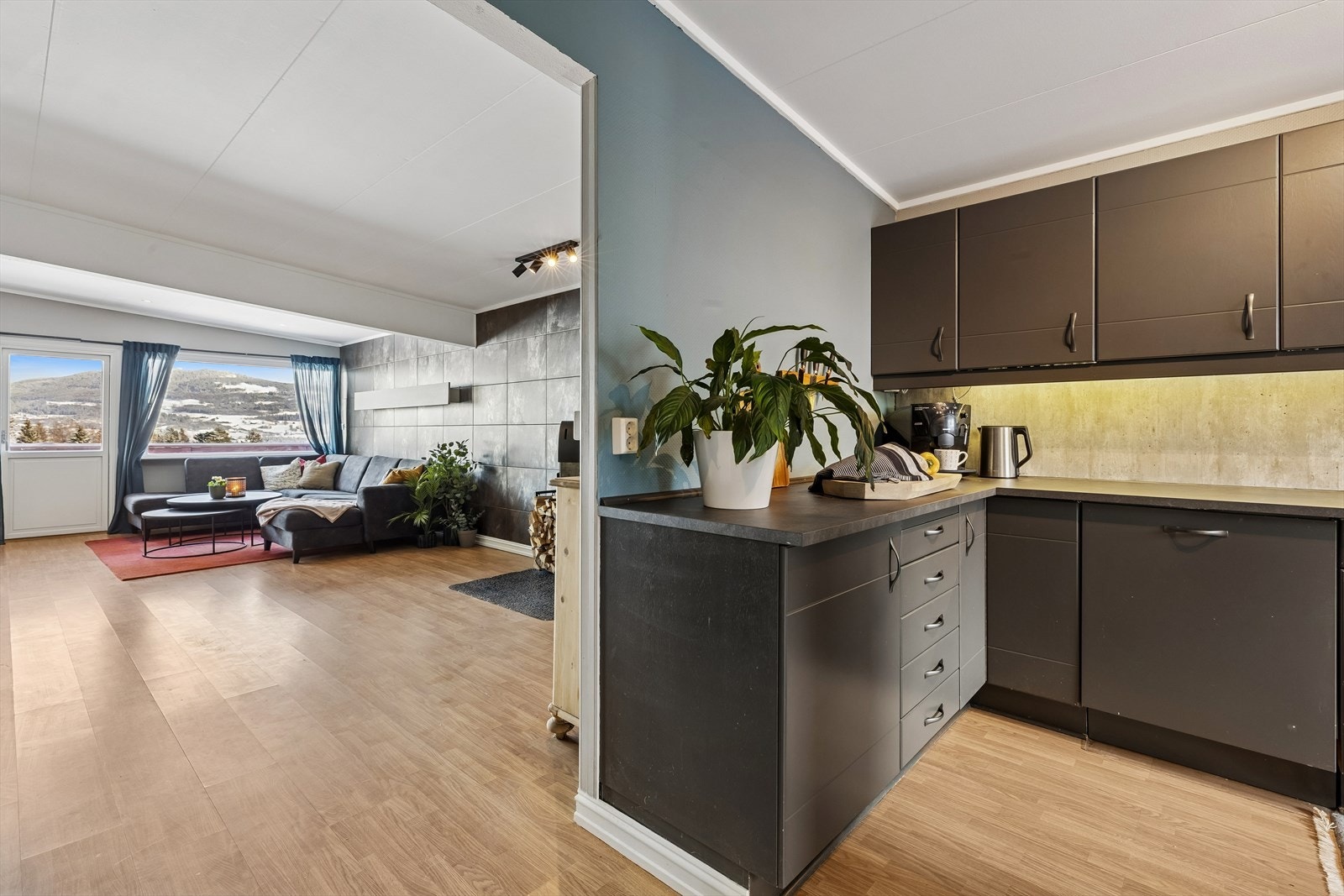 Fra kjøkkenet er det en delvis åpen og sosial løsning mot stuen. Galleribilde