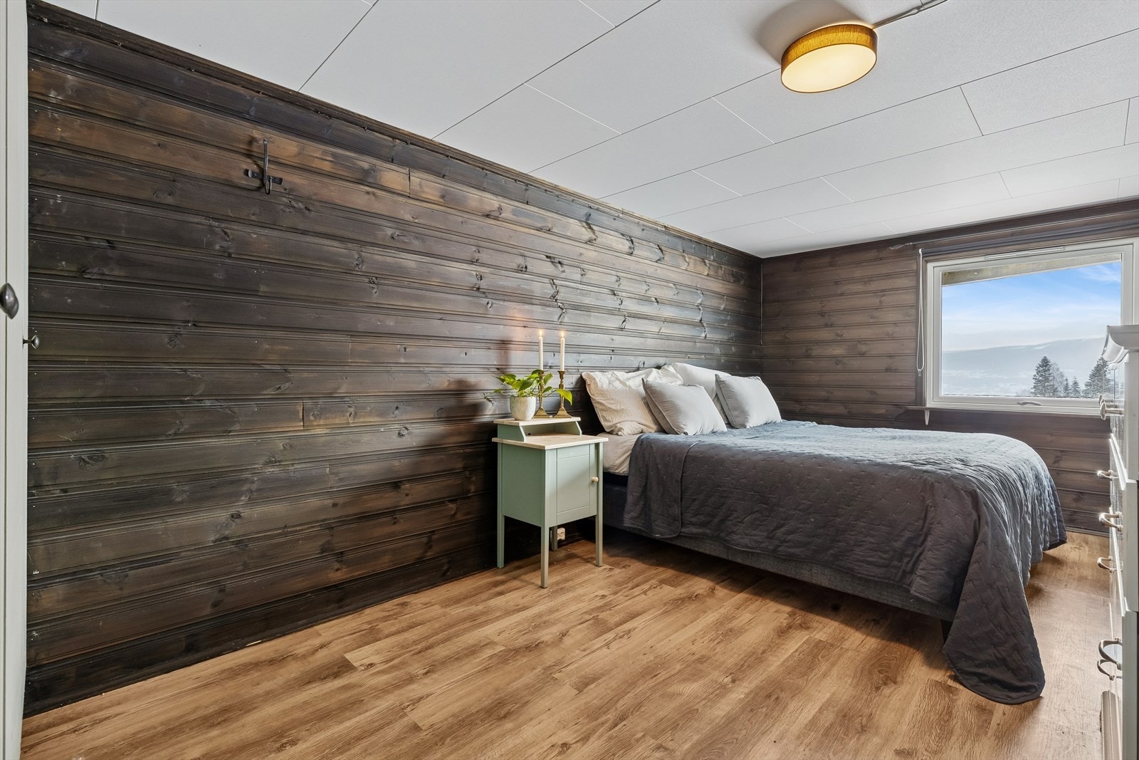 Hovedsoverommet har god plass og en lun atmosfære. Galleribilde