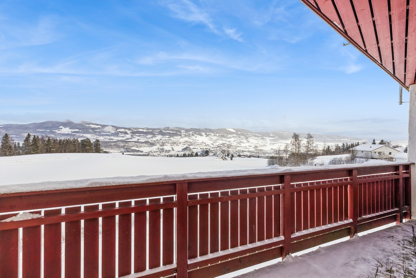 Fra balkongen har man en vidstrakt utsikt over det omkringliggende landskapet. Galleribilde