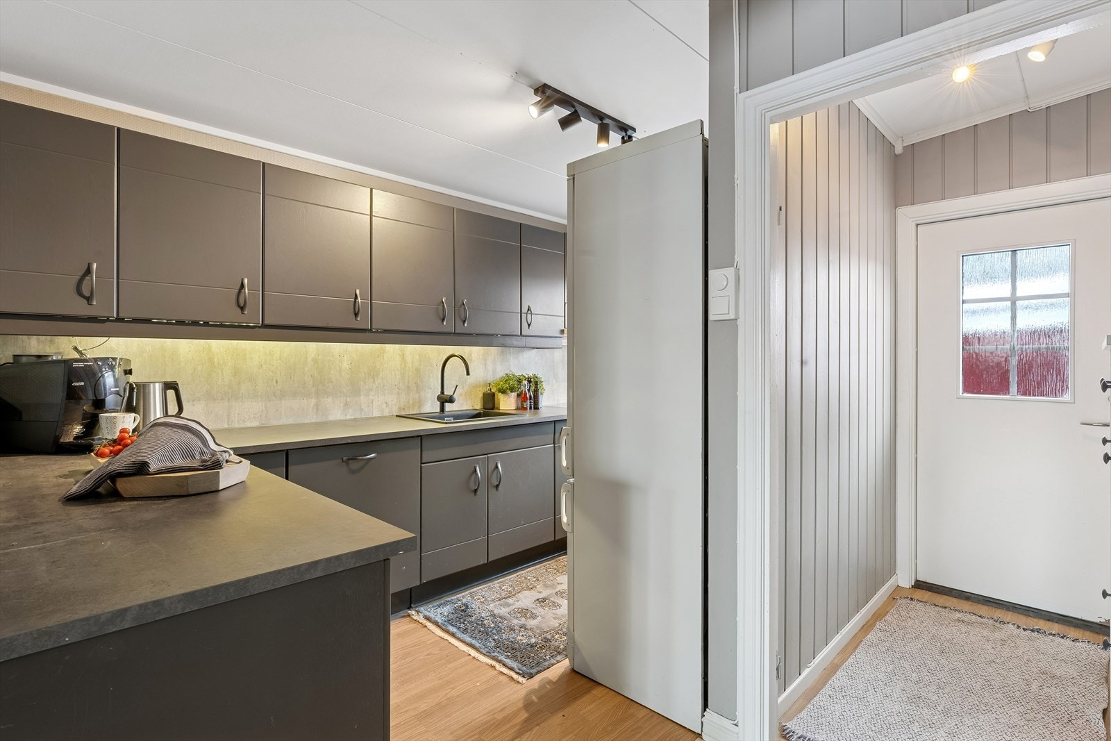 Fra vindfanget kommer du direkte inn til kjøkkenet. Galleribilde