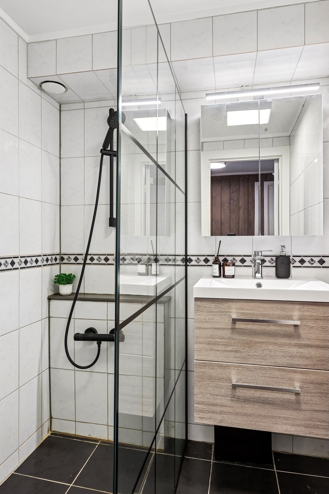 Badet i underetasjen ble oppgradert i 2022 med nytt servantskap, blandebatteri og dusjvegg. Galleribilde