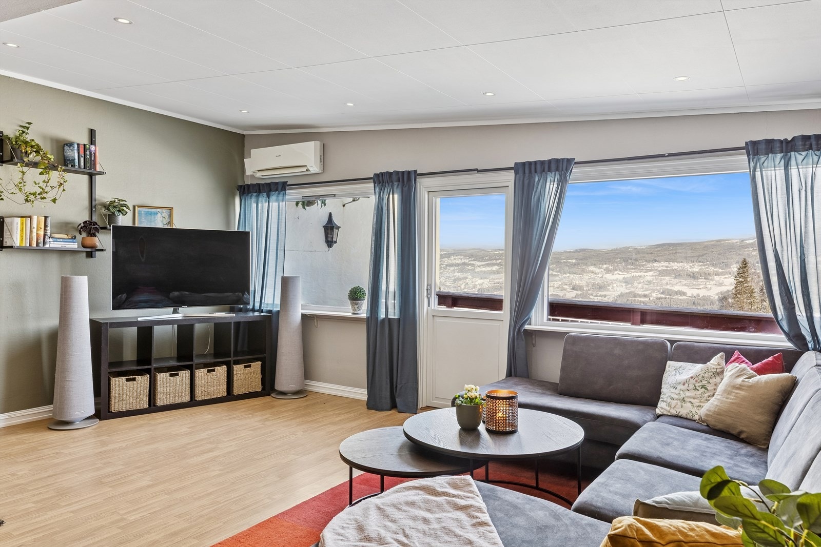 En luft-til-luft varmepumpe fra 2010 bidrar til effektiv oppvarming av stuen. Galleribilde