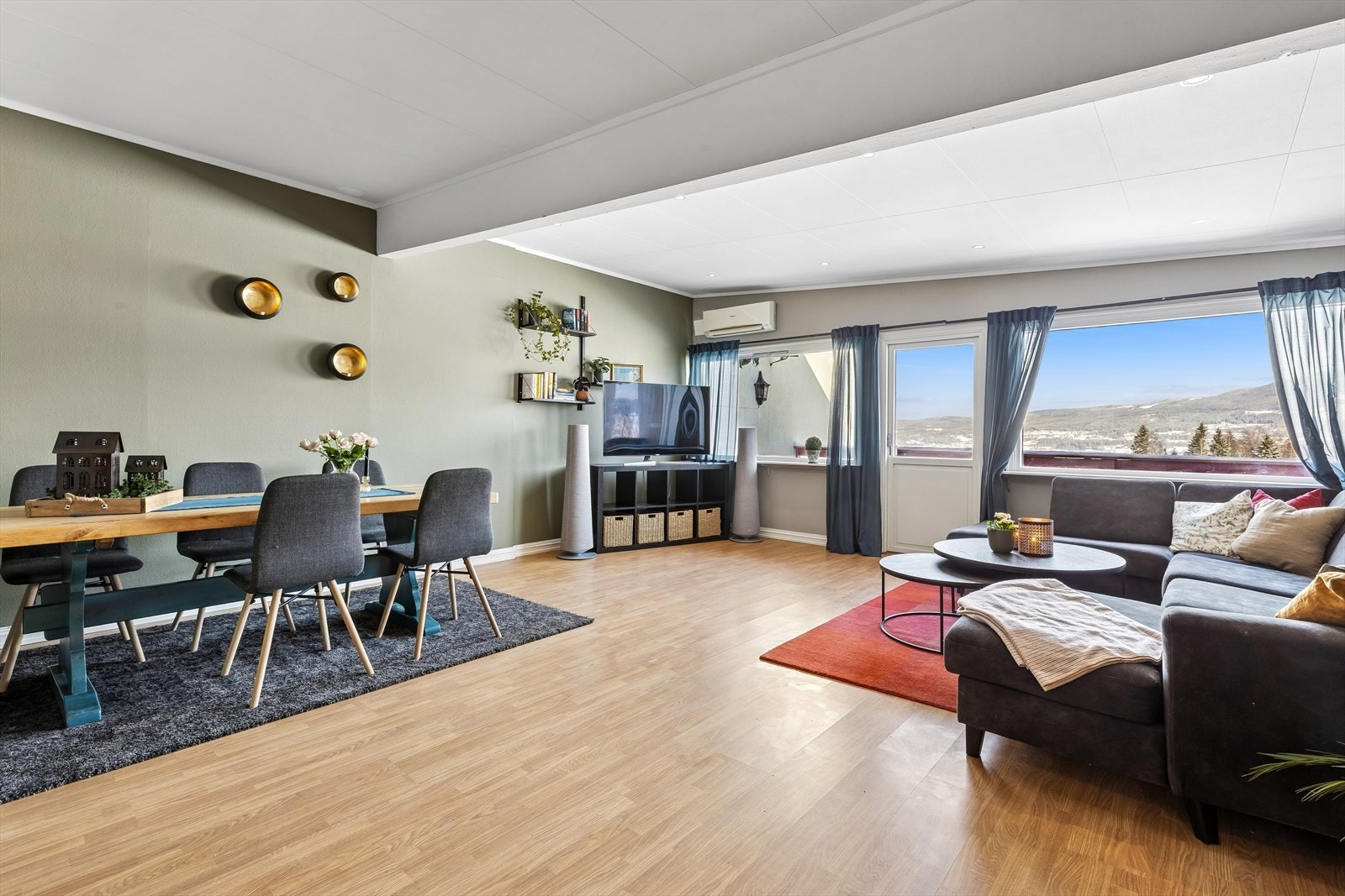 Stuen er romslig og gir god plass til både sofagruppe og spisebord. Galleribilde