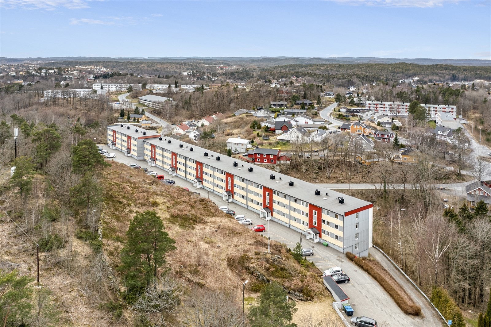 Det er nærhet til Moltemyr skole og til barnehager i nærområdet. Flott turområde i umiddelbar nærhet med lysløype og oppkjørte skiløyper på vinterstid. Galleribilde