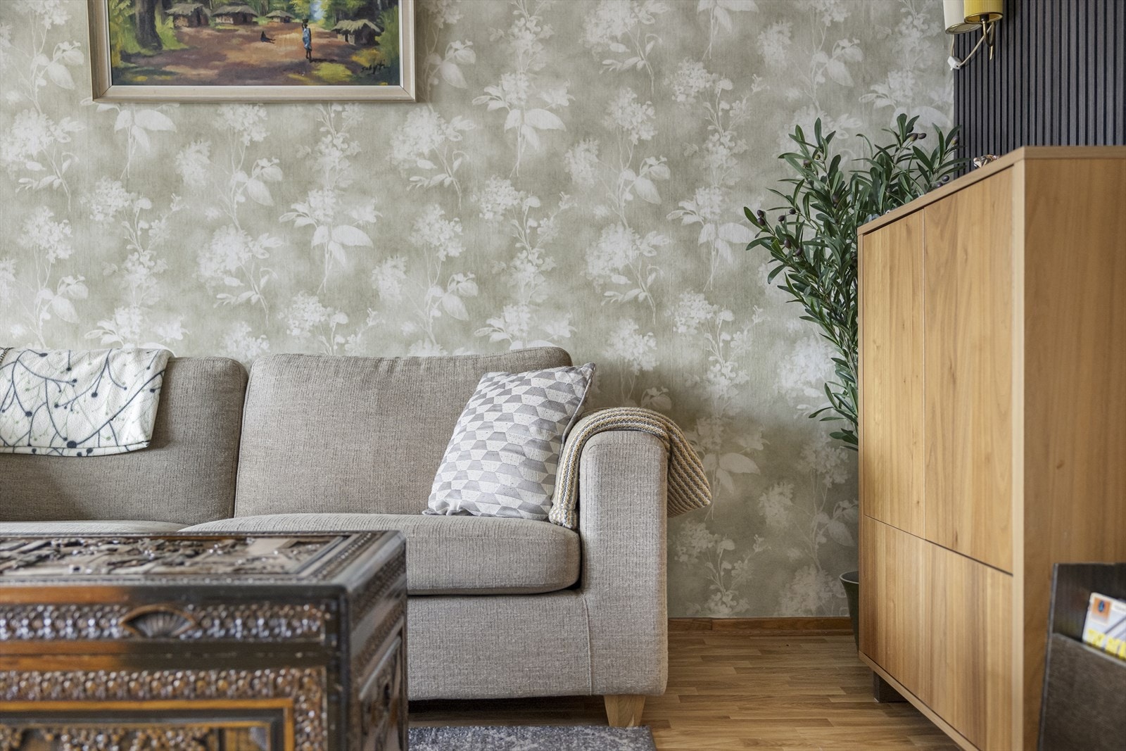 Vegger og tak er i hovedsak overflatebehandlet siste år med malte flater, tapet og spilevegg i stuen. Galleribilde