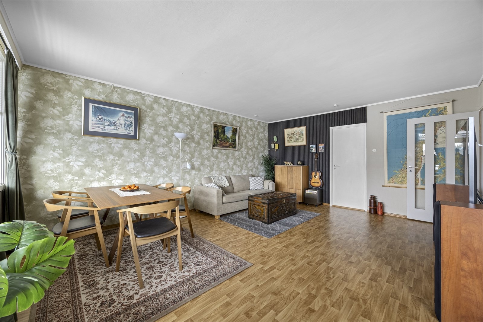 Leiligheten er gjennomgående og har en praktisk planløsning med 3 soverom, stue med utgang stor balkong og romslig kjøkken med spiseplass, bad/wc samt eget vaskerom. Borettslaget oppgraderte baderom og røropplegg ca. 2010. Galleribilde