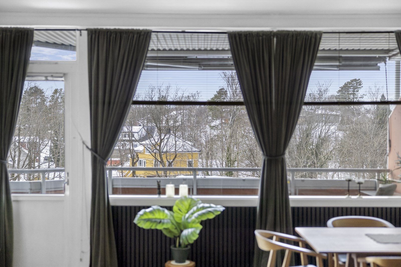 Stue med utgang balkong mot vest. Fritt utsyn og sen kveldssol. Galleribilde