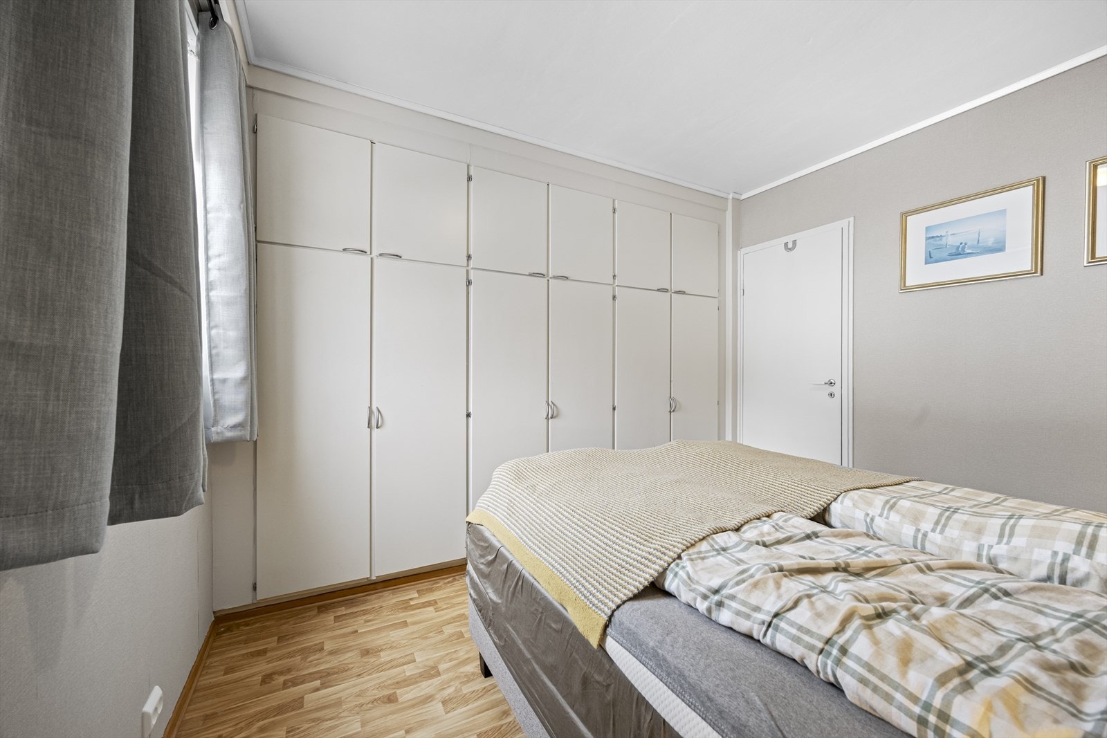 God garderobeplass på hovedsoverom. Galleribilde