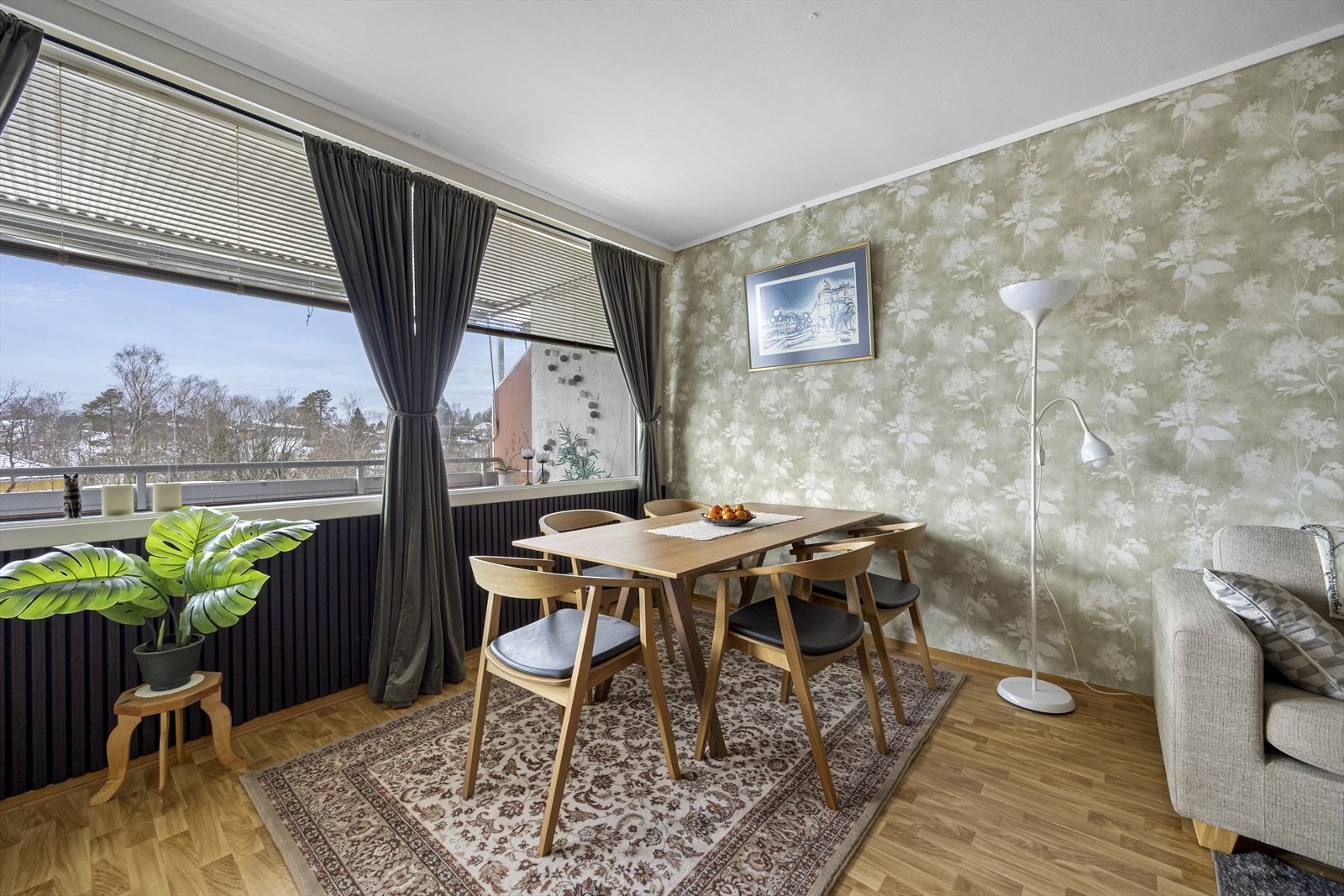 Det er gjennomgående bruk av lyse og nøytrale farger. Galleribilde