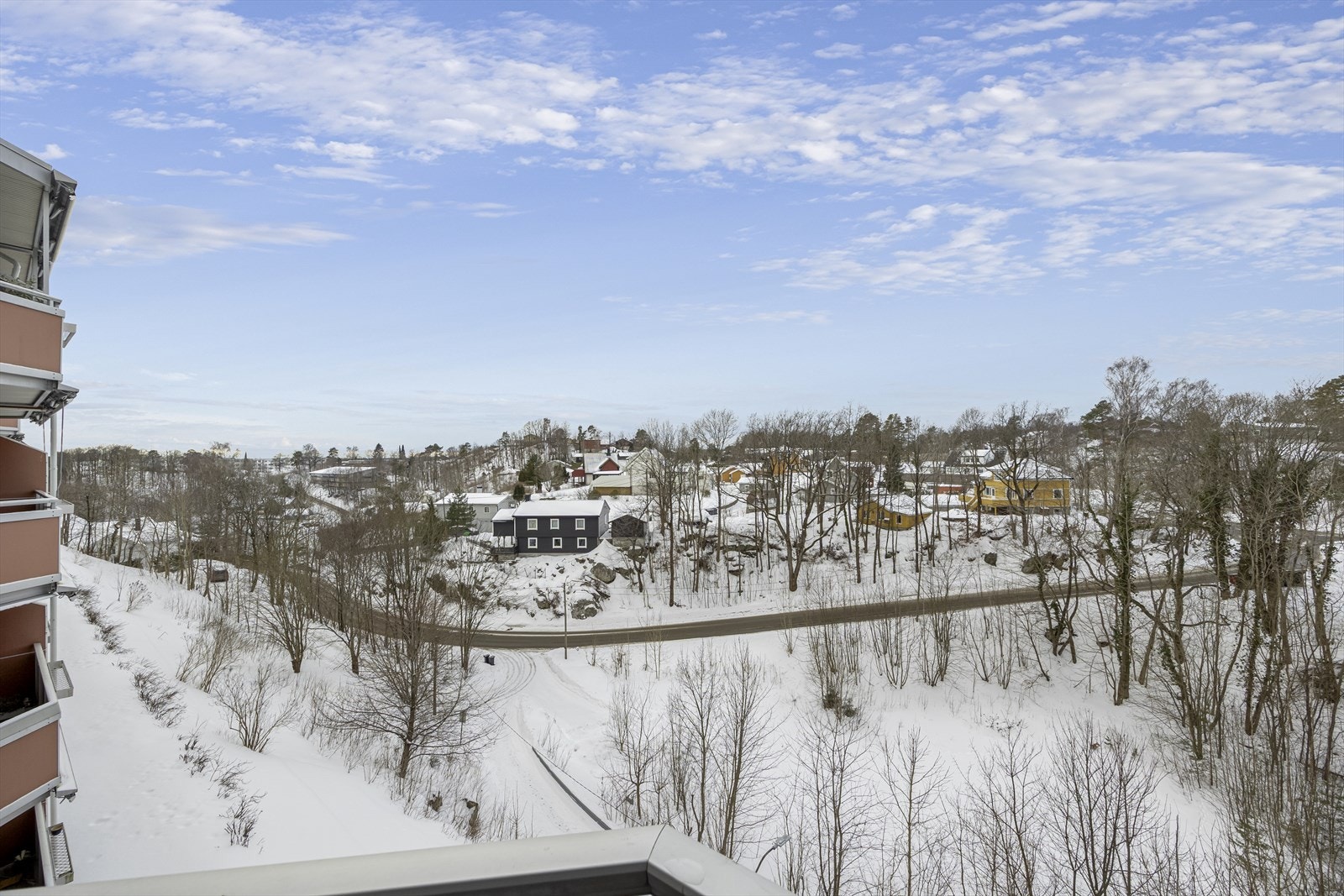 Romslig balkong med fritt utsyn og sen kveldssol. Galleribilde