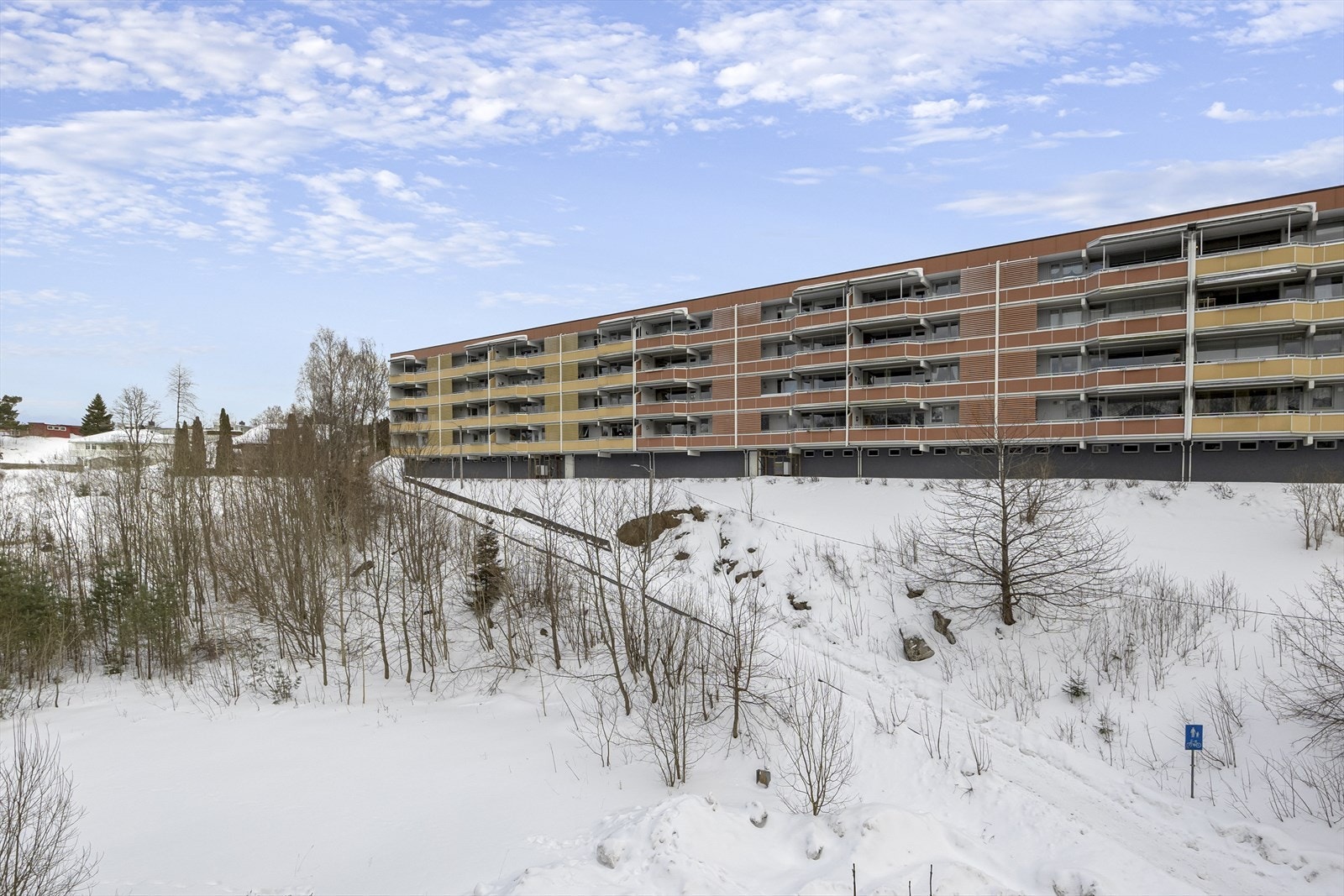 Meget sentral beliggenhet i etablert boligområde på Nyli, ca. 2 km nord for Arendal sentrum. Kort gangvei til dagligvareforretning (Kiwi) og bussforbindelse til sentrum. Galleribilde