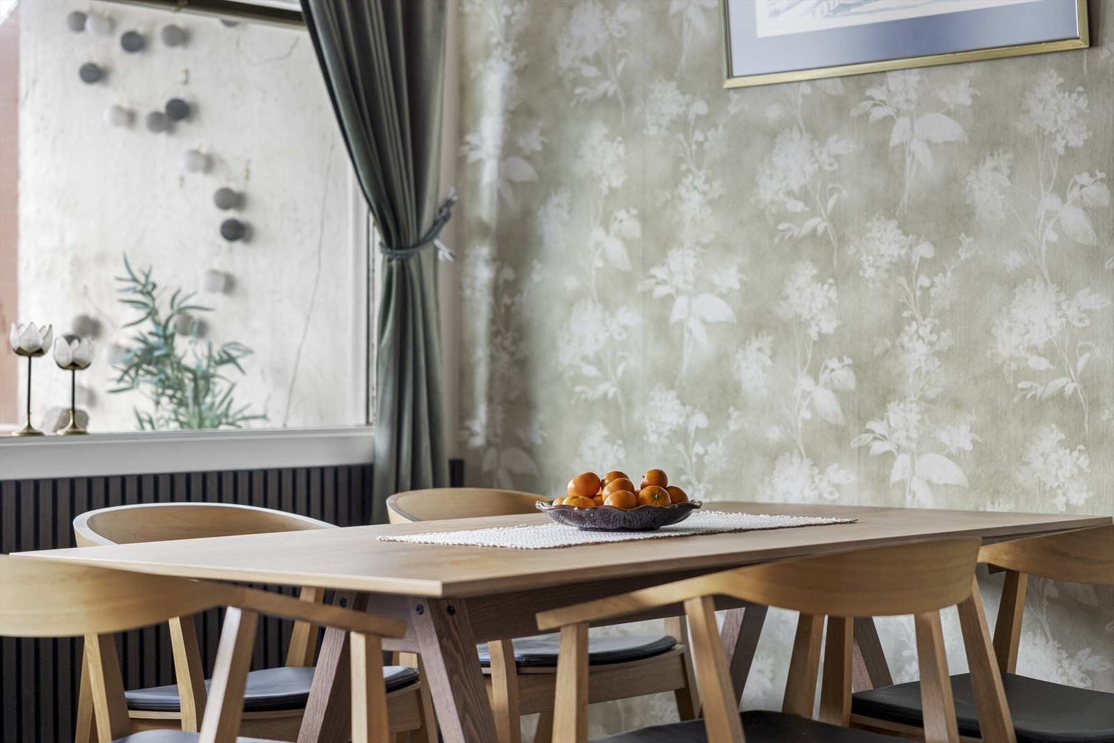 Hyggelig spiseplass med utsikt og adgang til stor balkong. Galleribilde