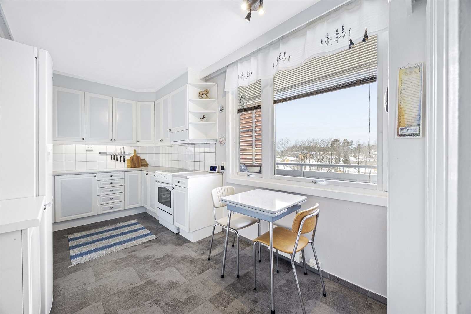 Romslig kjøkken med god spiseplass. Galleribilde