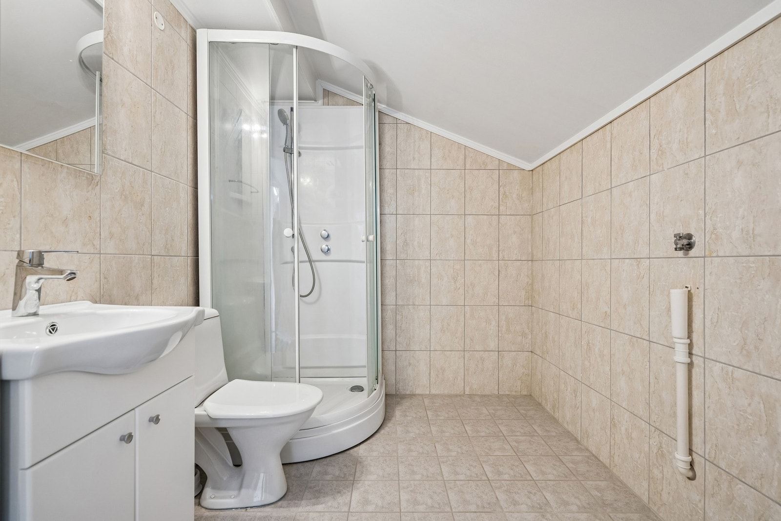 Bad i 2.etasje med opplegg til vaskemaskin og tørketrommel Galleribilde