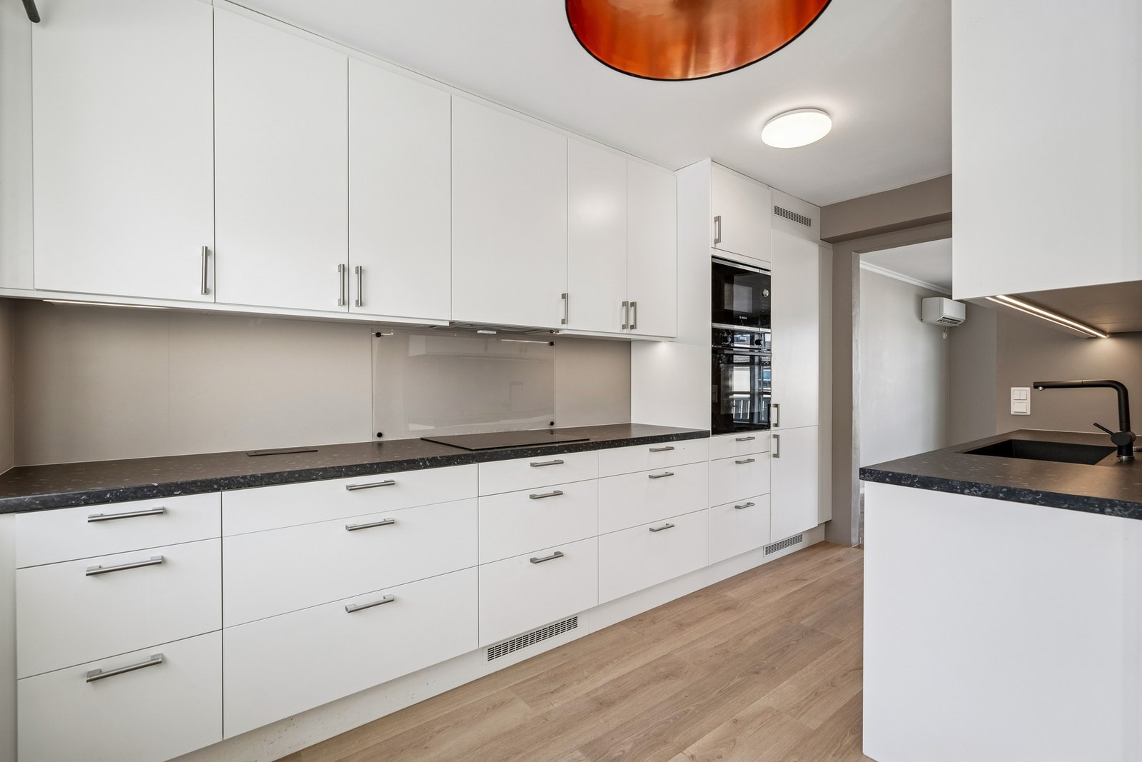 Kjøkkenet er moderne og har mye skapplass Galleribilde