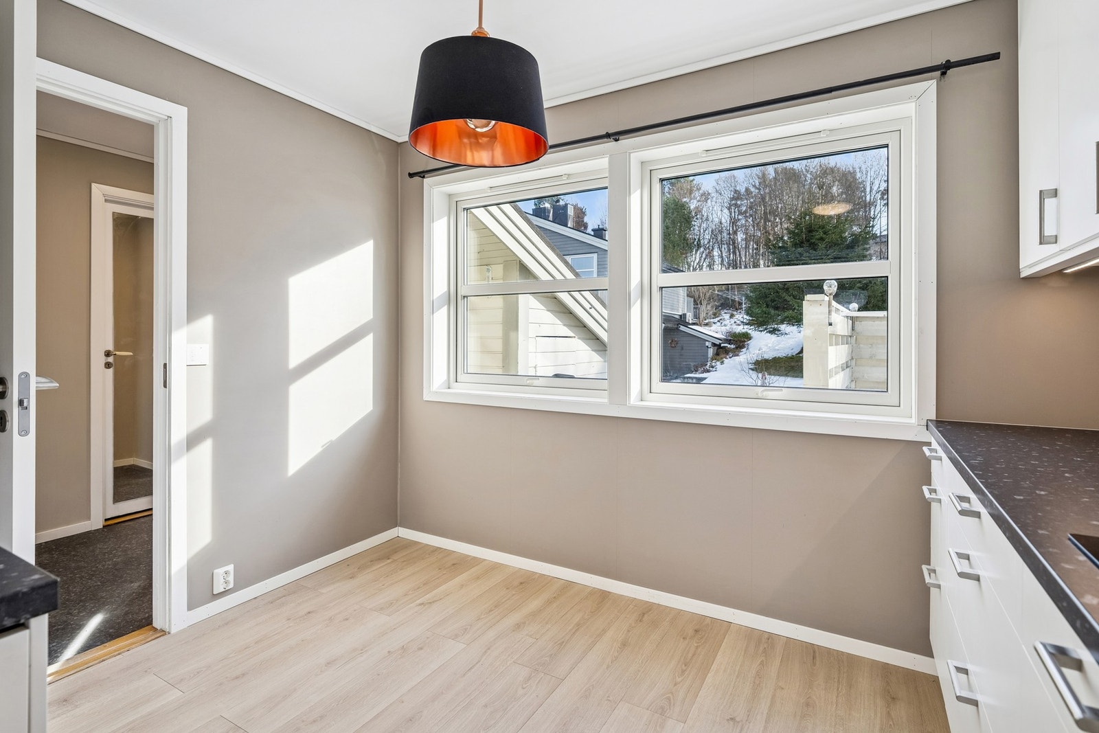 På kjøkkenet er det plass til spisebord Galleribilde