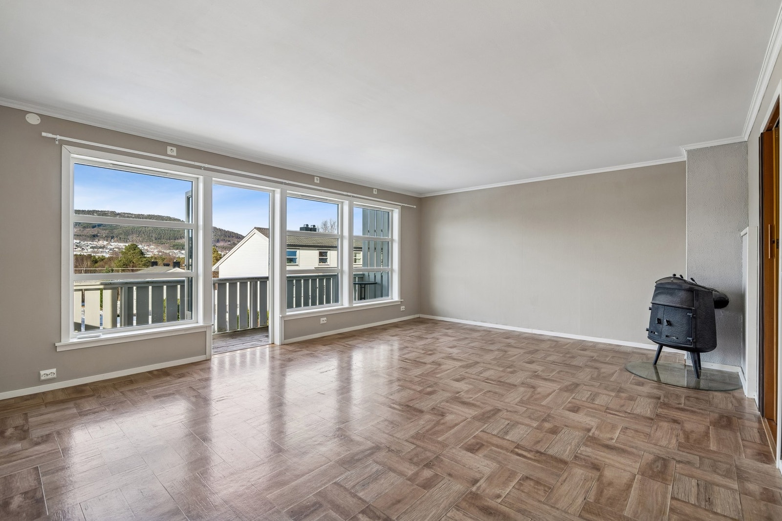 Romslig stue med vedovn og utgang til veranda Galleribilde