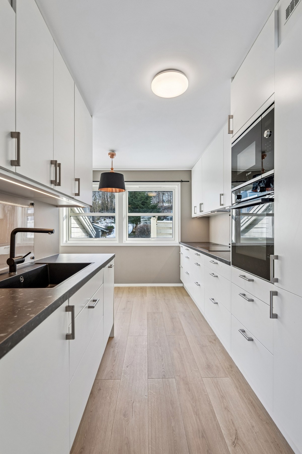 Pent Epoq-kjøkken med integrerte hvitevarer Galleribilde