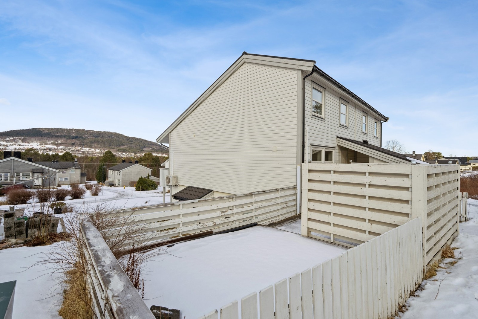 Romslig terrasse vendt mot vest. Ettermiddag og kveldssol Galleribilde