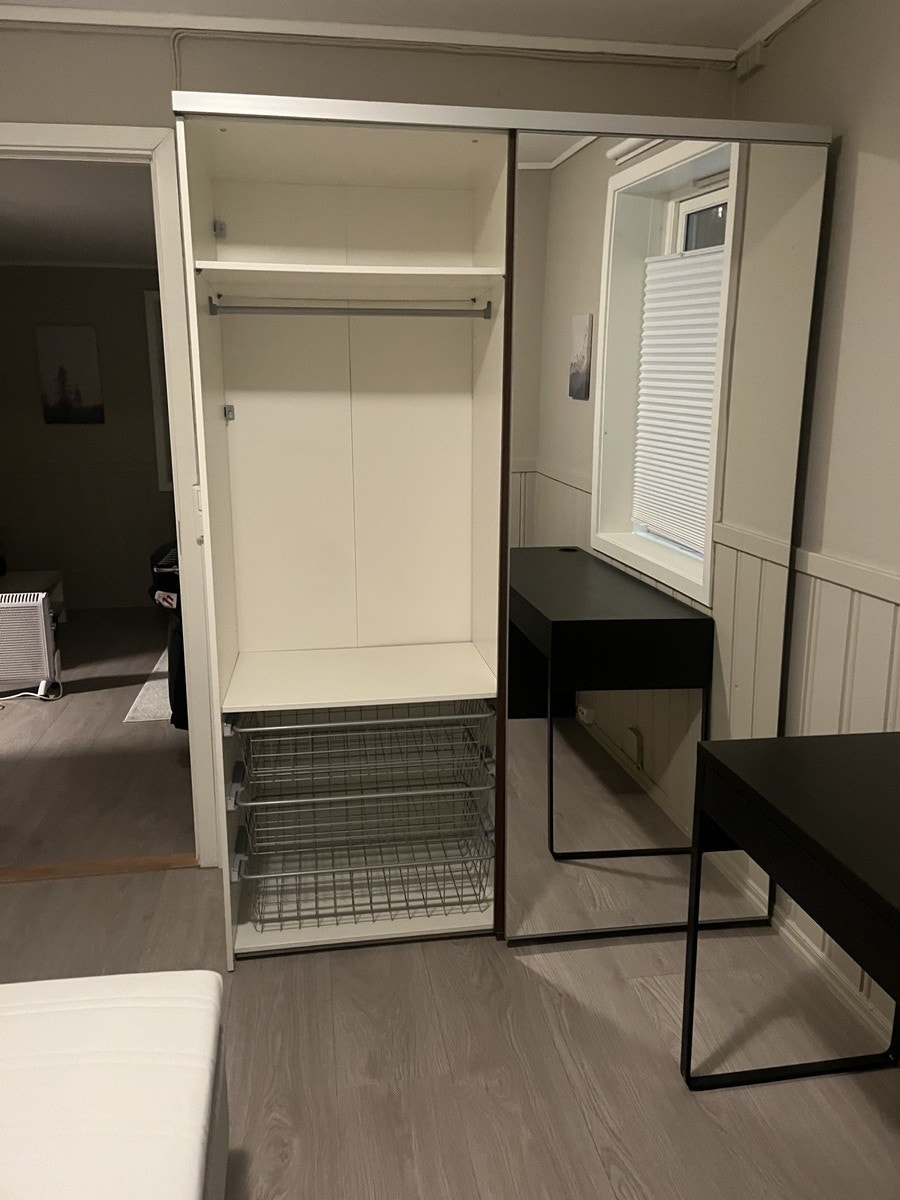 Klesskap inkludert Galleribilde