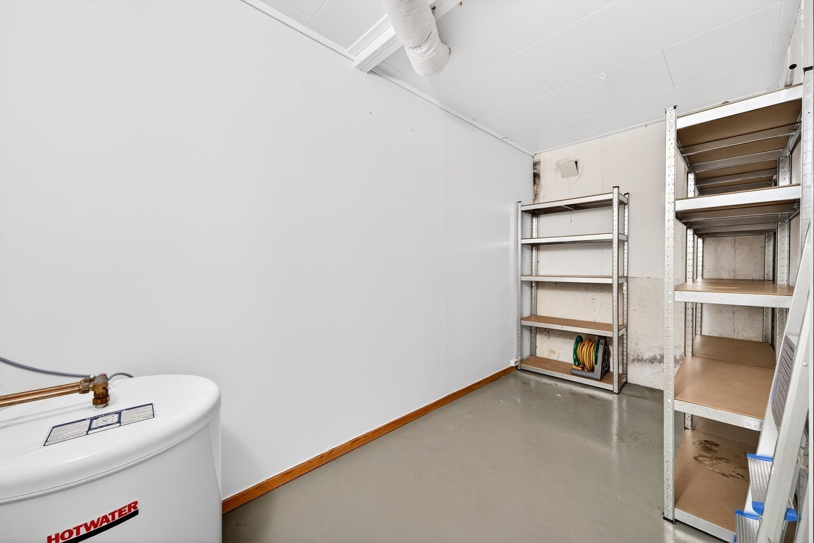 Vaskerom/bod på innsiden av badet. Galleribilde