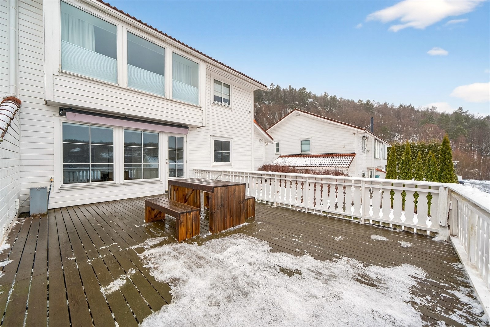 Terrasse med utgang fra stuen. Galleribilde