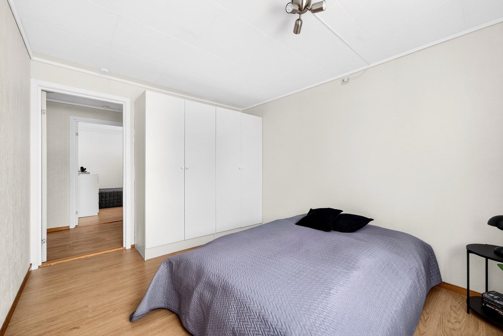 God skapplass på hovedsoverommet. Galleribilde