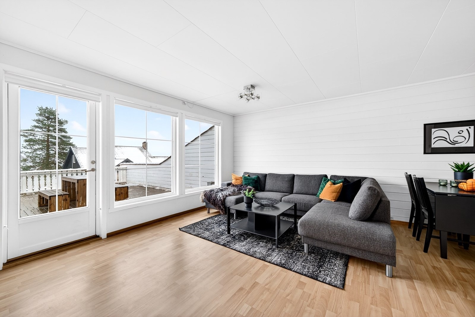 Store vindusflater mot terrassen. Galleribilde