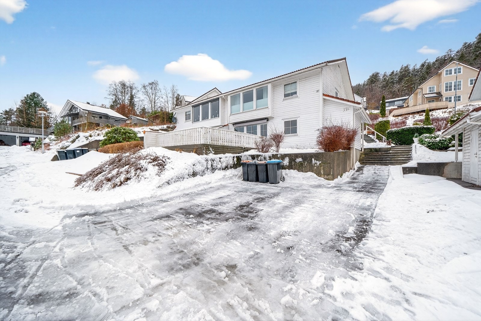 Fasade og parkering. Galleribilde