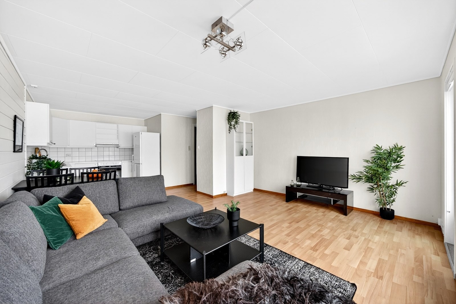 Stue med åpen kjøkkenløsning. Galleribilde