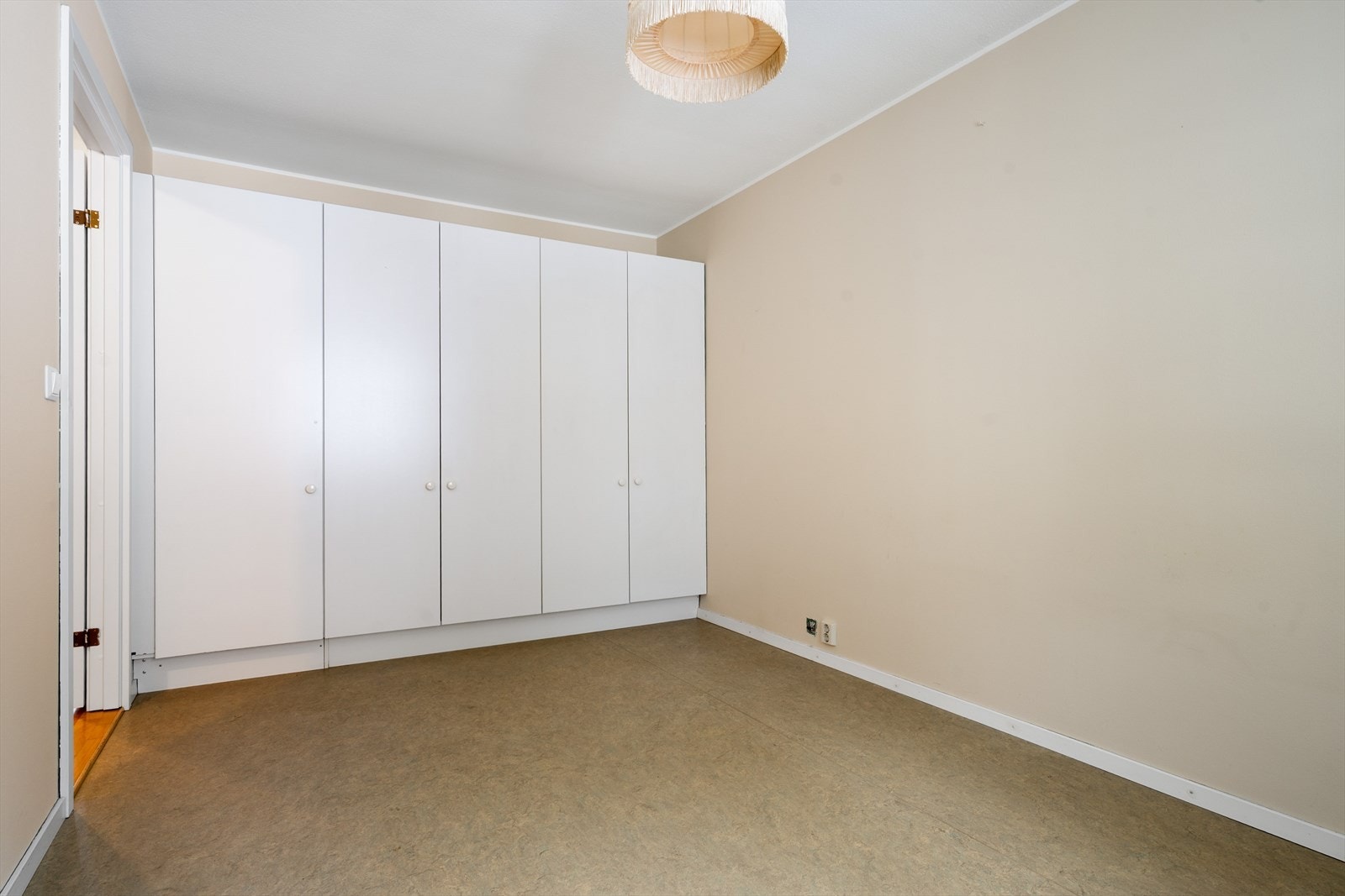 Store garderobeskap på hovedsoverommet gir god oppbevaringsplass og effektiv utnyttelse av rommet. Galleribilde