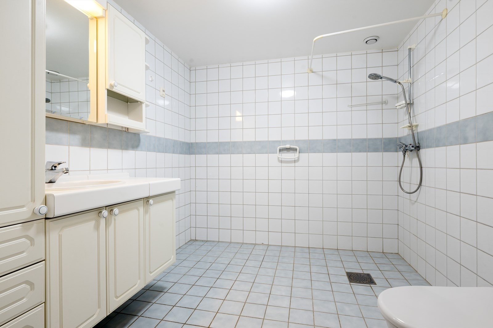 Badet har et romslig areal med plass til både vaskemaskin og for eksempel tørkestativ, når det trengs. Galleribilde