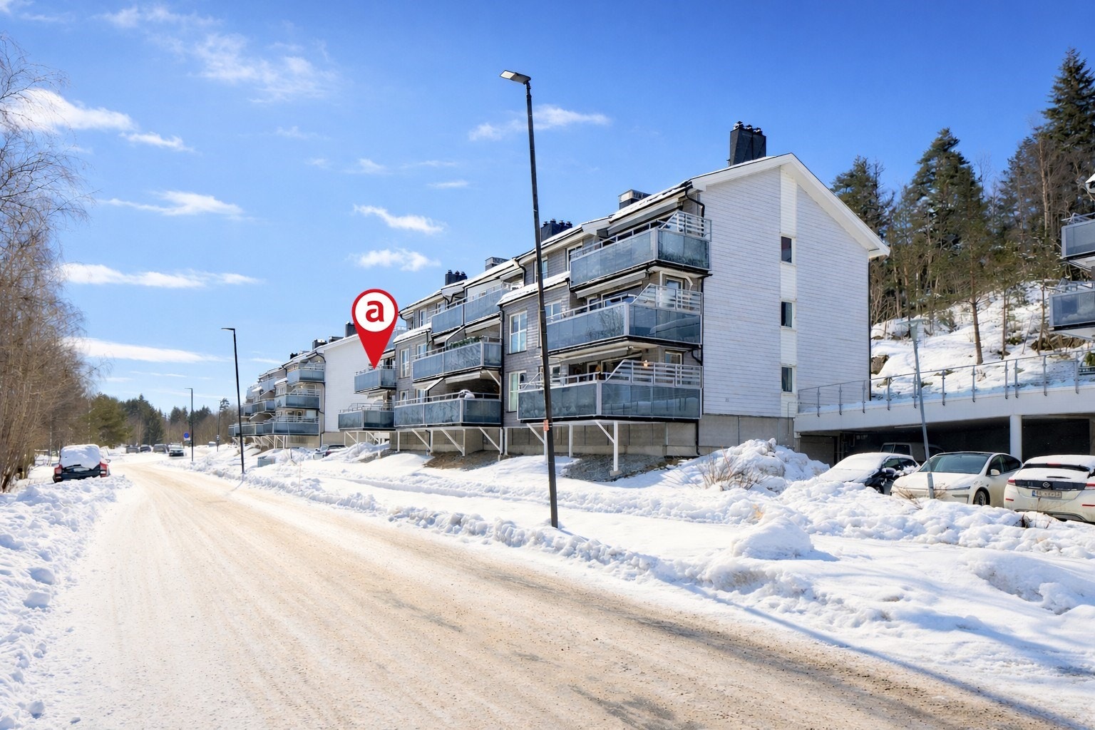 Den vestvendte fasaden er rehabilitert og etterisolert, med membran og nye fliser på balkongene. Galleribilde