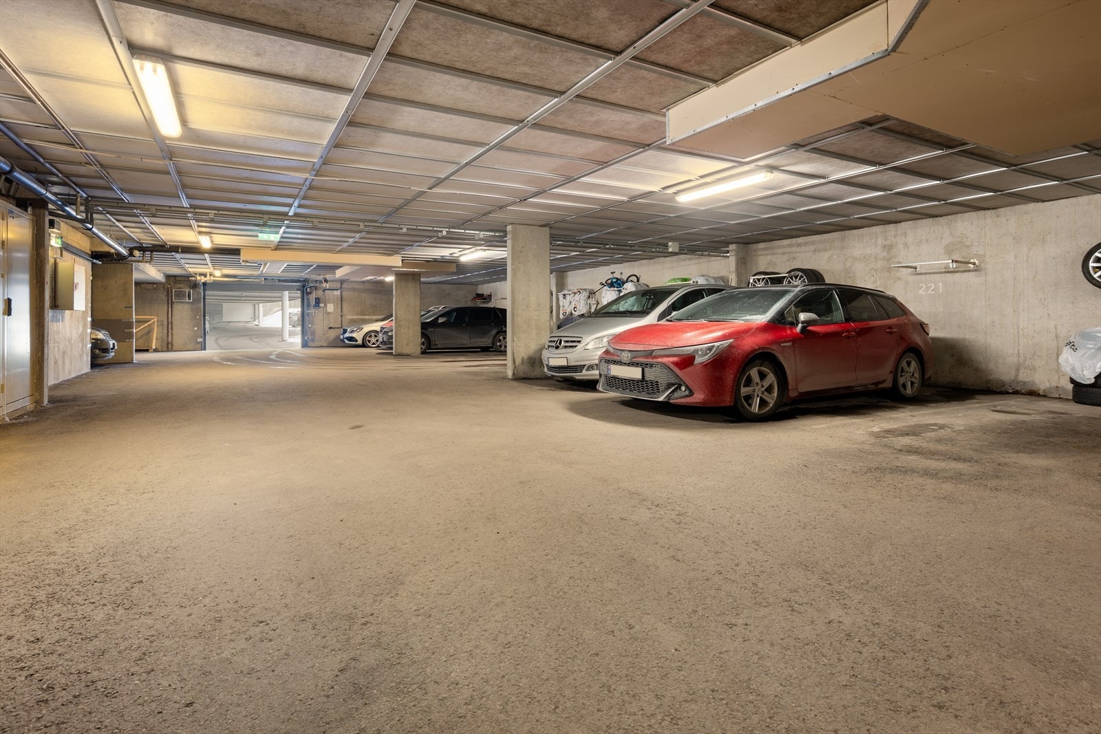 Garasjeanlegget har god plass og enkel adkomst via rampe. Galleribilde