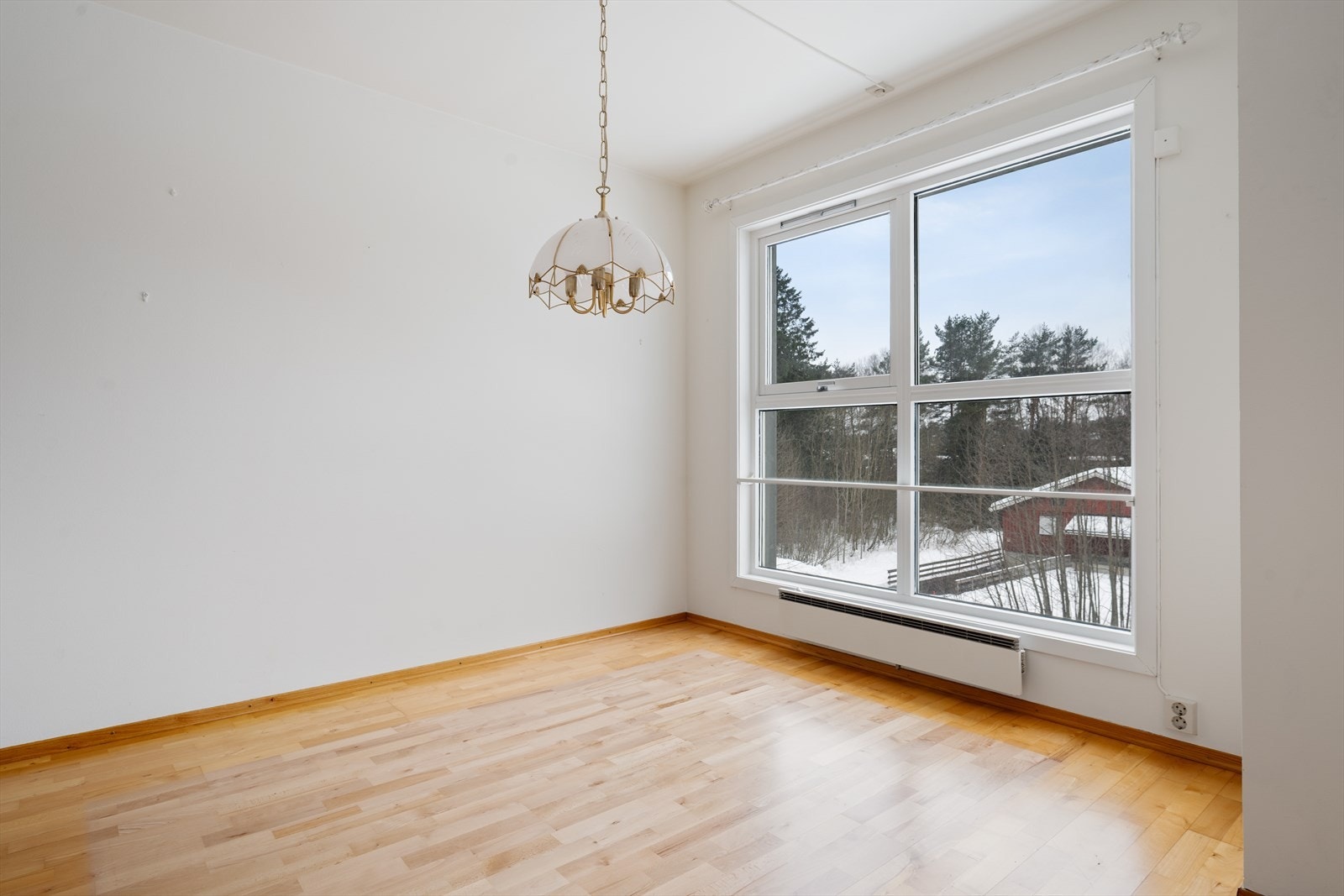 Plass til spisebord ved store vinduer med utsikt mot naturen. Galleribilde