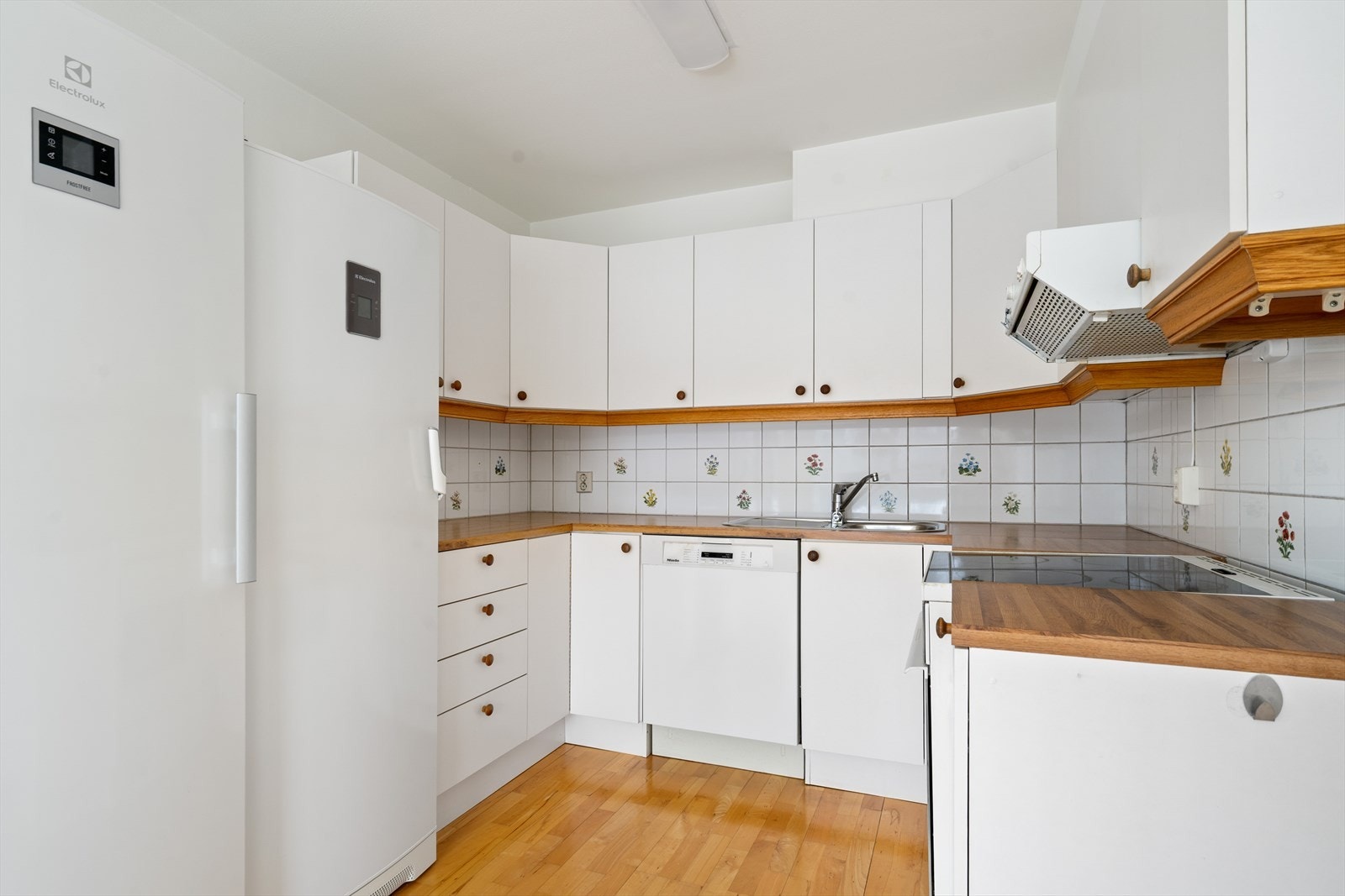 Integrerte hvitevarer og kjøkkenventilator med avtrekk ut. Galleribilde