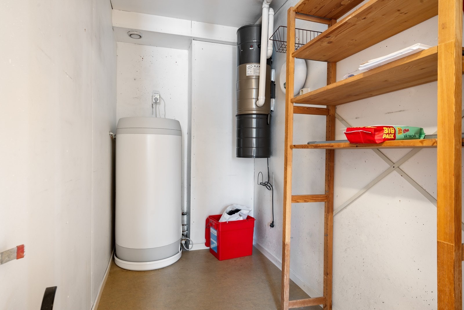 Varmtvannsbereder fra 2015 er plassert i boden og har automatisk lekkasjestopper. Galleribilde