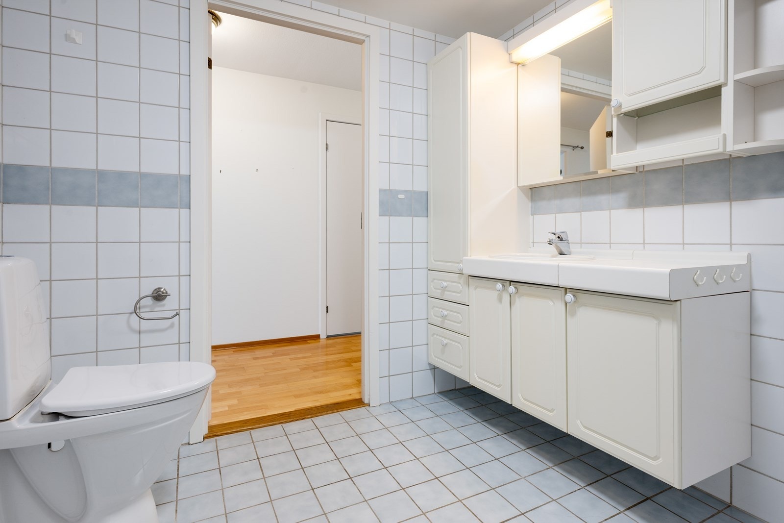 Flislagt gulv og vegger gir badet en solid overflate, men våtrommet har passert sin forventede levetid. Galleribilde