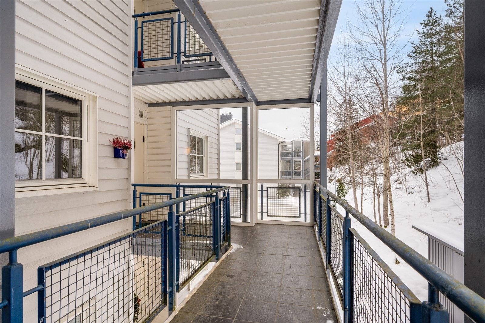 Delvis takoverbygg gir beskyttelse mot vær og vind. Galleribilde