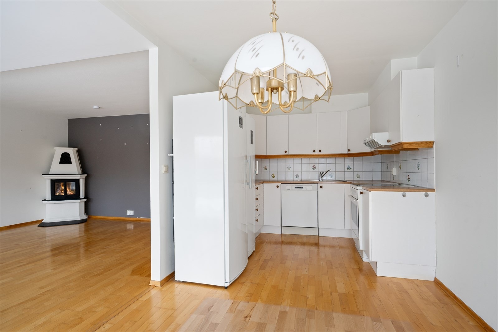 Åpen kjøkkenløsning med glatte fronter og laminat benkeplate. Galleribilde